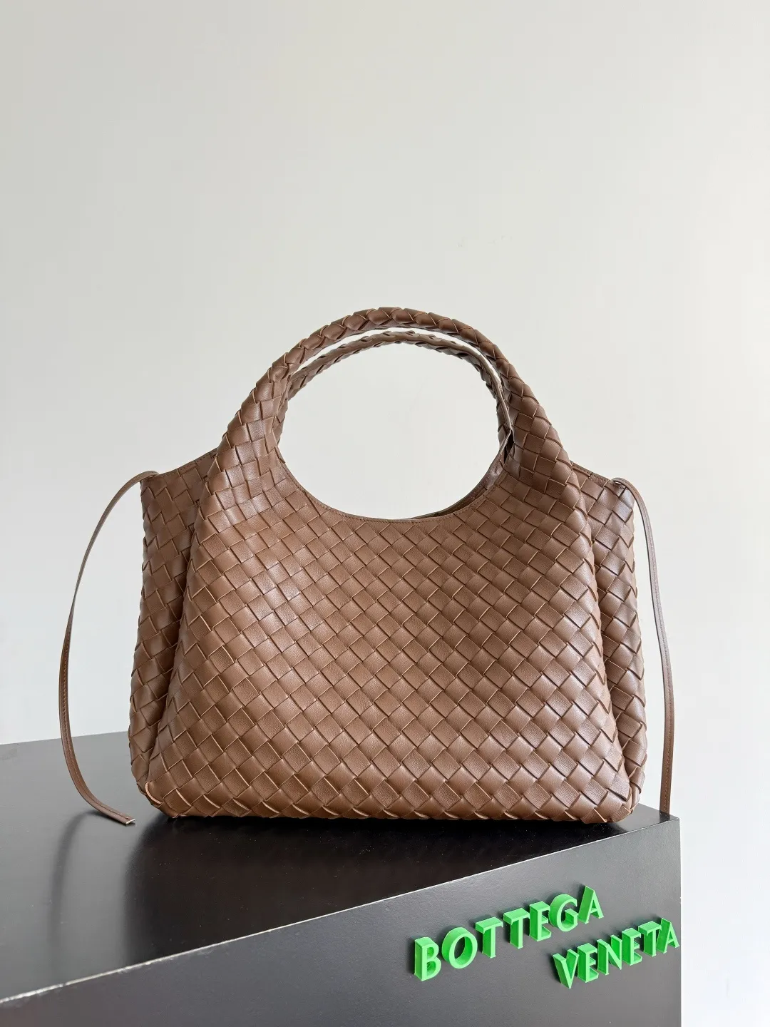 Batch 2760 new products are coming! BOTTEGA VENETA Bottega Veneta's 2025 new Campana shoulder bag is on the market~ First of all, I would like to praise the weight of this bag. As a not too small bag, it is very light for daily use. For people like me who need to carry a lot of belongings when going out, this advantage is great, and it greatly reduces the burden of traveling. 🛍️The shape is a bit like a combination of parachute and jodie. The blunt triangle shape is cute and honest. Carrying it on your back when going shopping is a good mood accelerator. The handles and body of the bag are both classic weaves. A tie is added to the original open design. If it is not tied up, the bag will look like a small vegetable basket when carried. Style number: 844250 Size: 39*24*18.5cm